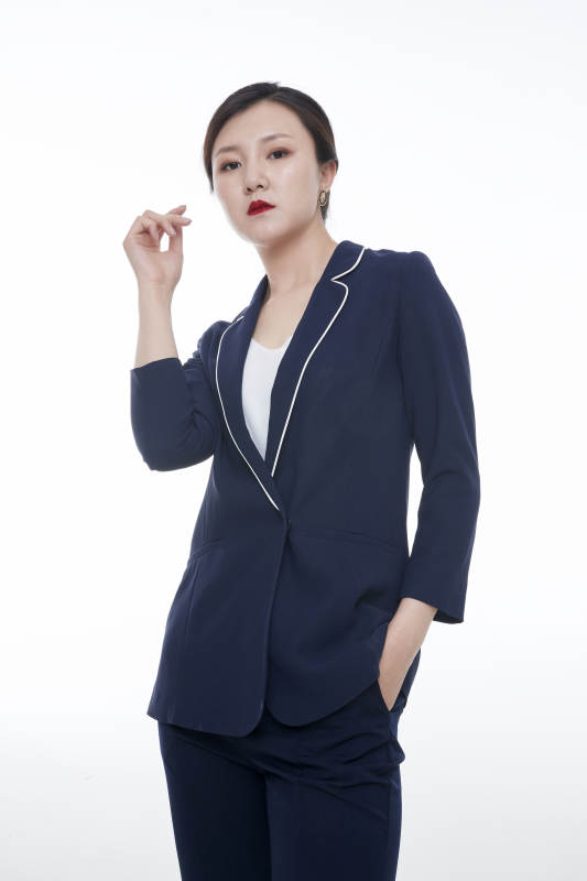 棚拍白色背景的亚洲青年女性商务公关