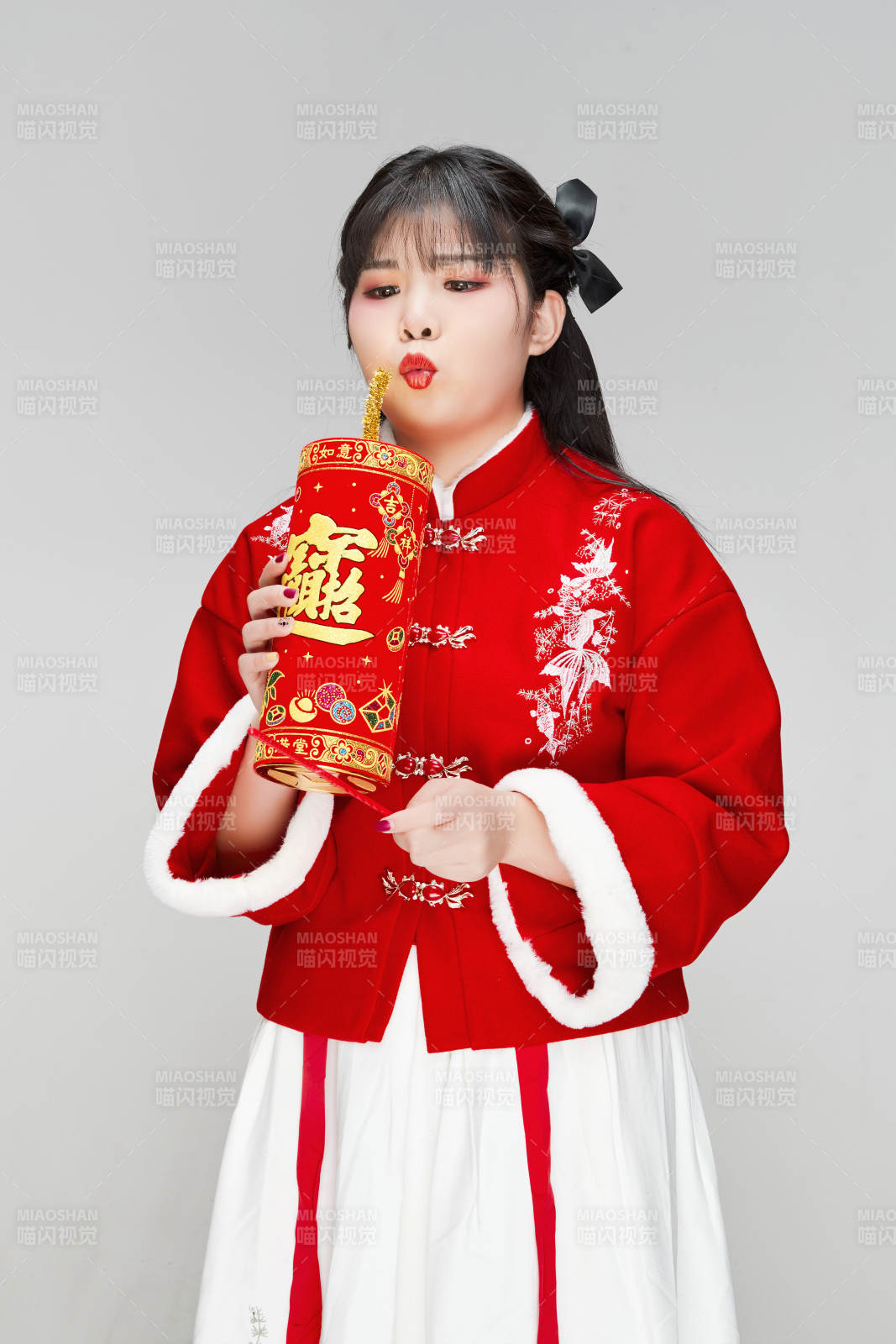 懷抱爆竹身穿喜慶漢服的可愛少女