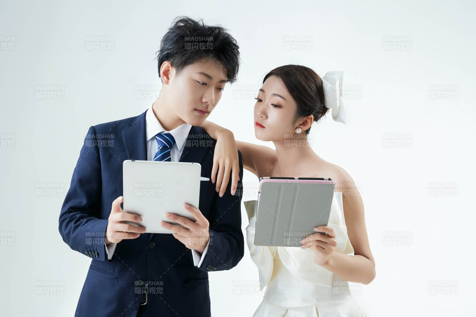 過度使用電子設(shè)備而忽略情感的夫妻