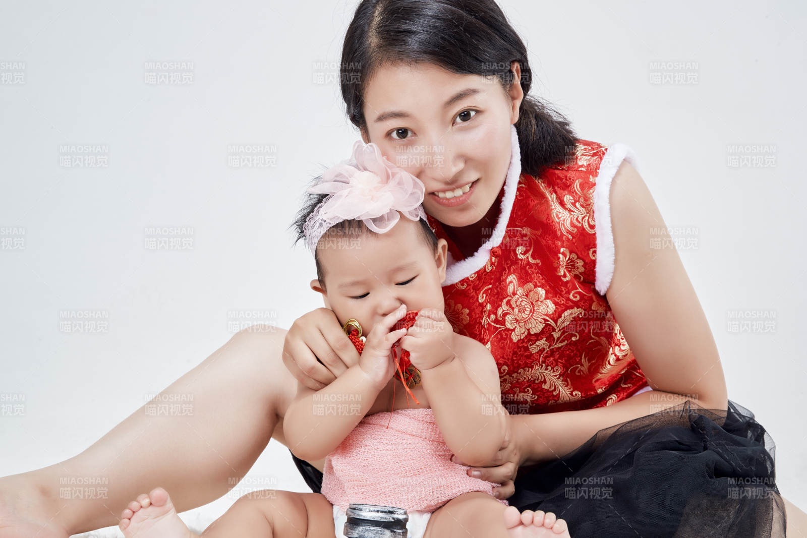 媽媽陪伴寶寶快樂的玩耍