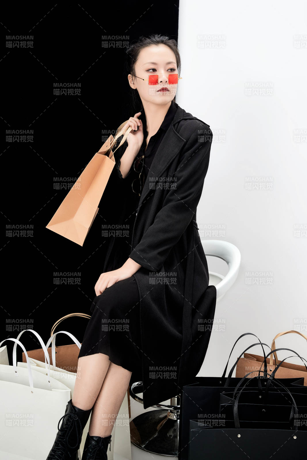 黑白色背景下的手提購物袋的時尚亞洲少女
