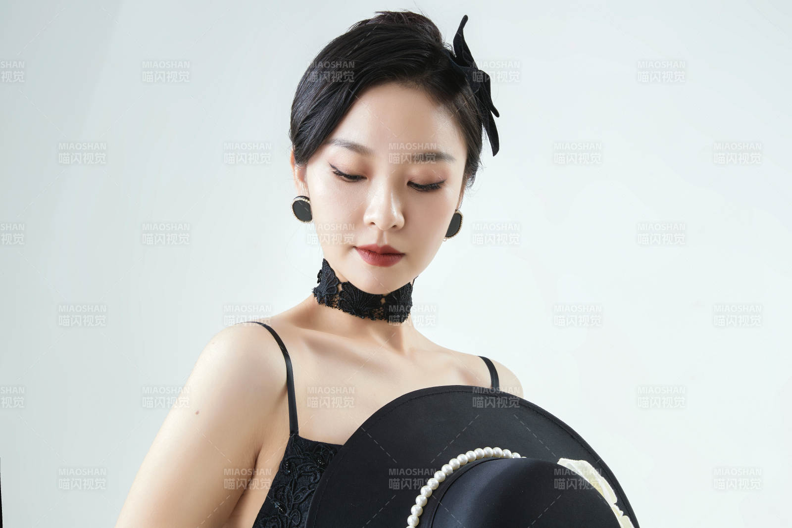 棚拍白色背景下的潔白婚紗新娘美妝