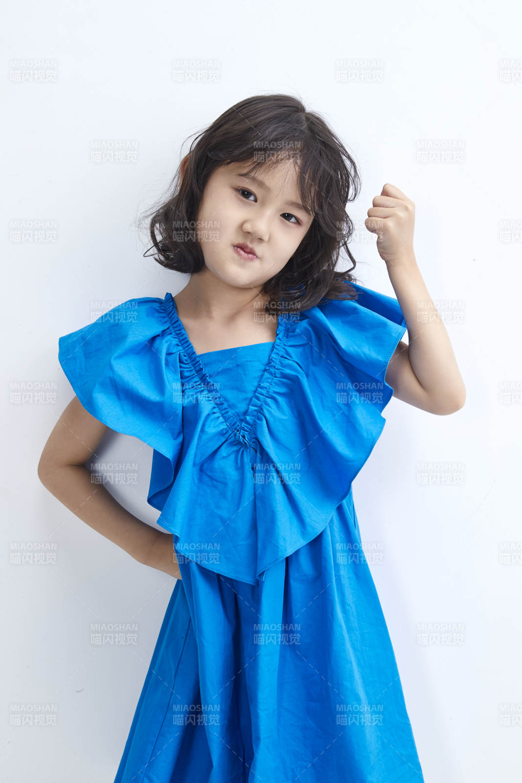 白色色背景的可愛的亞洲小女孩兒童