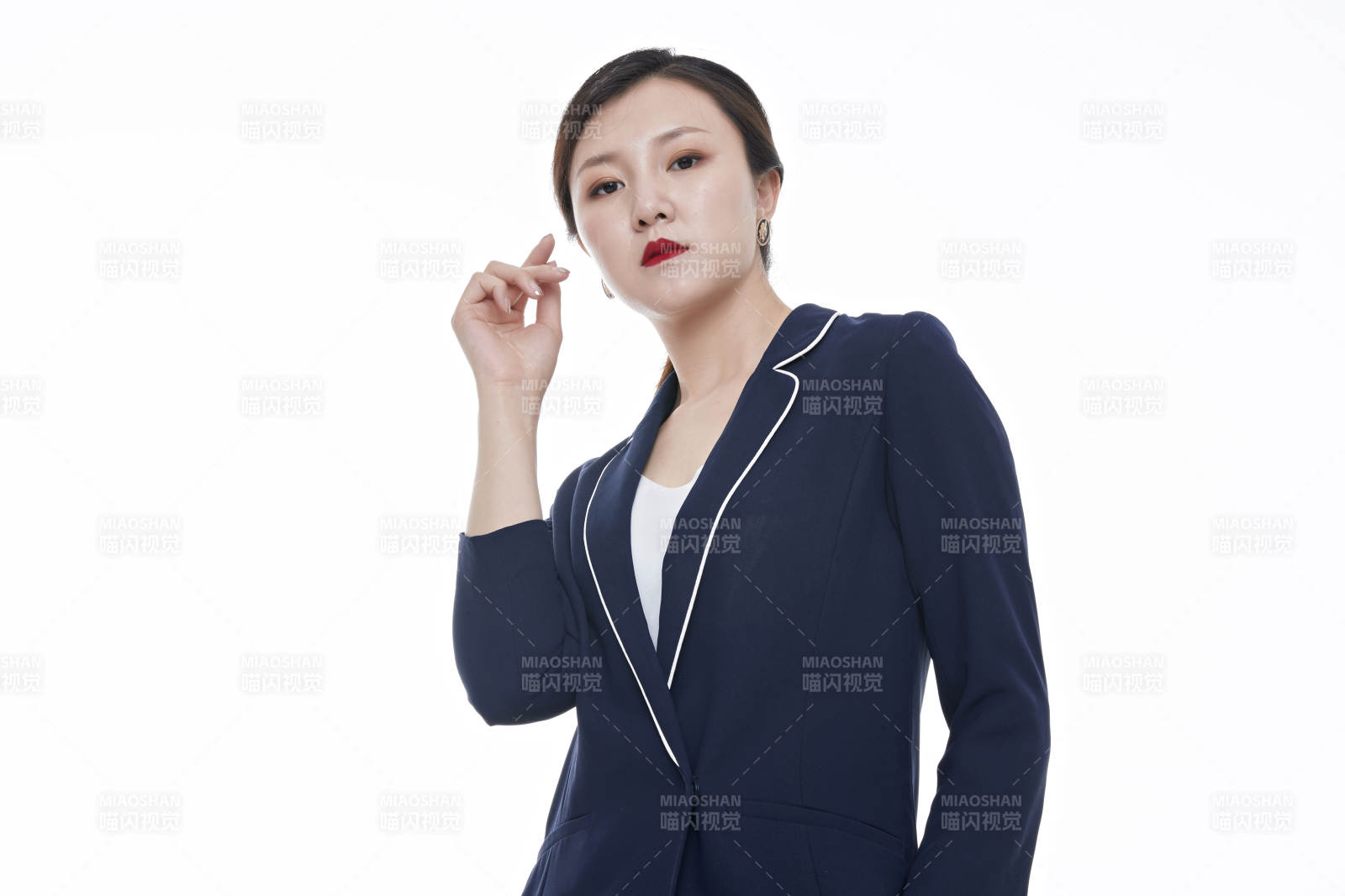 棚拍白色背景的亞洲青年女性商務(wù)公關(guān)