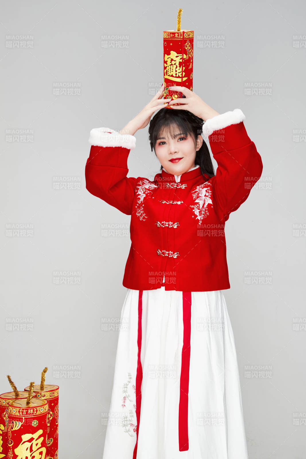 懷抱爆竹身穿喜慶漢服的可愛少女