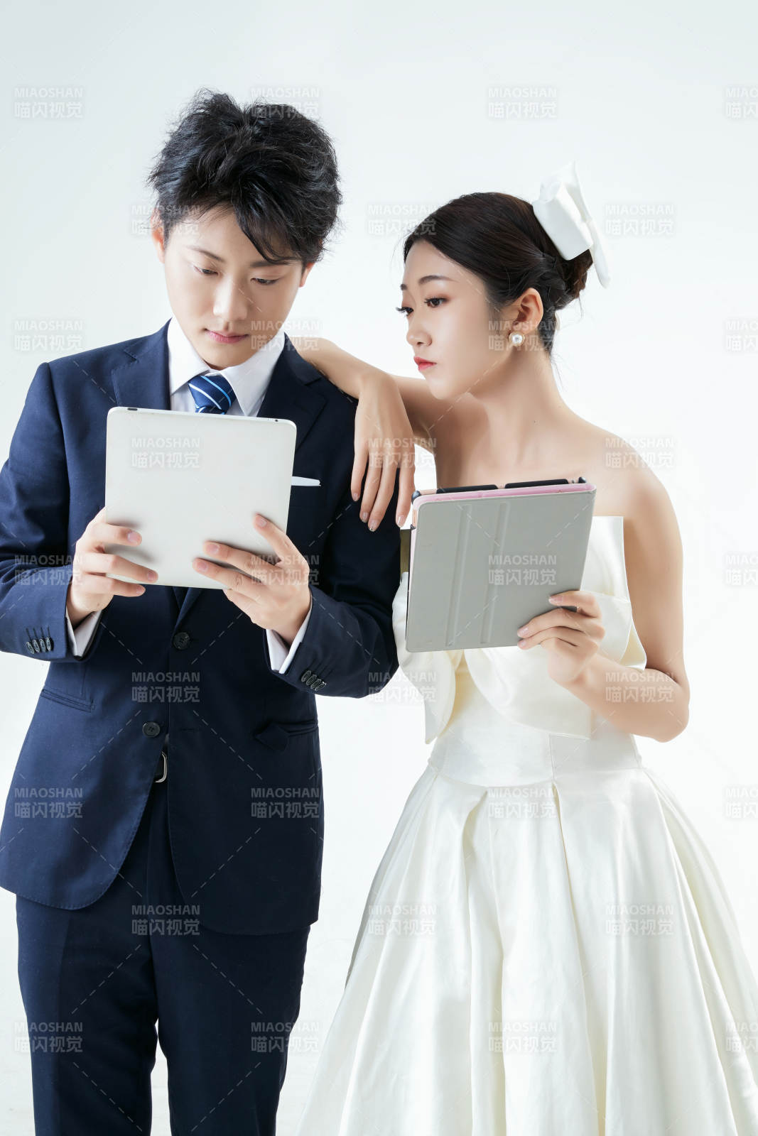 過度使用電子設備而忽略情感的夫妻