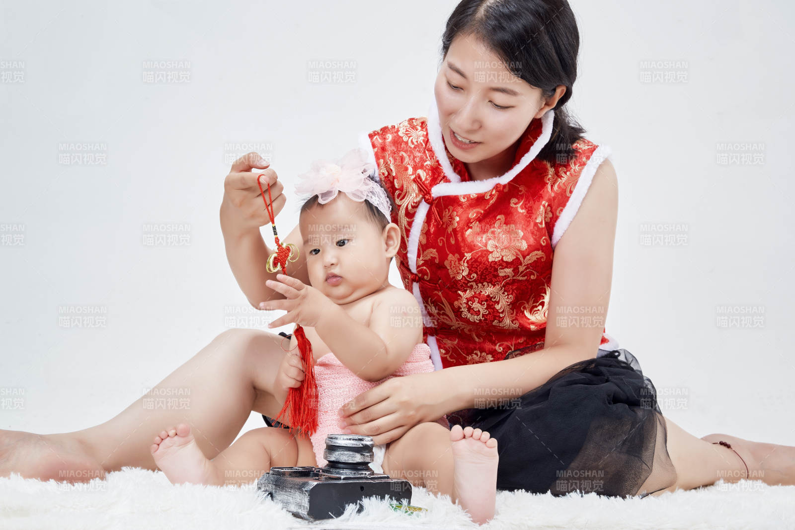 媽媽陪伴寶寶快樂的玩耍