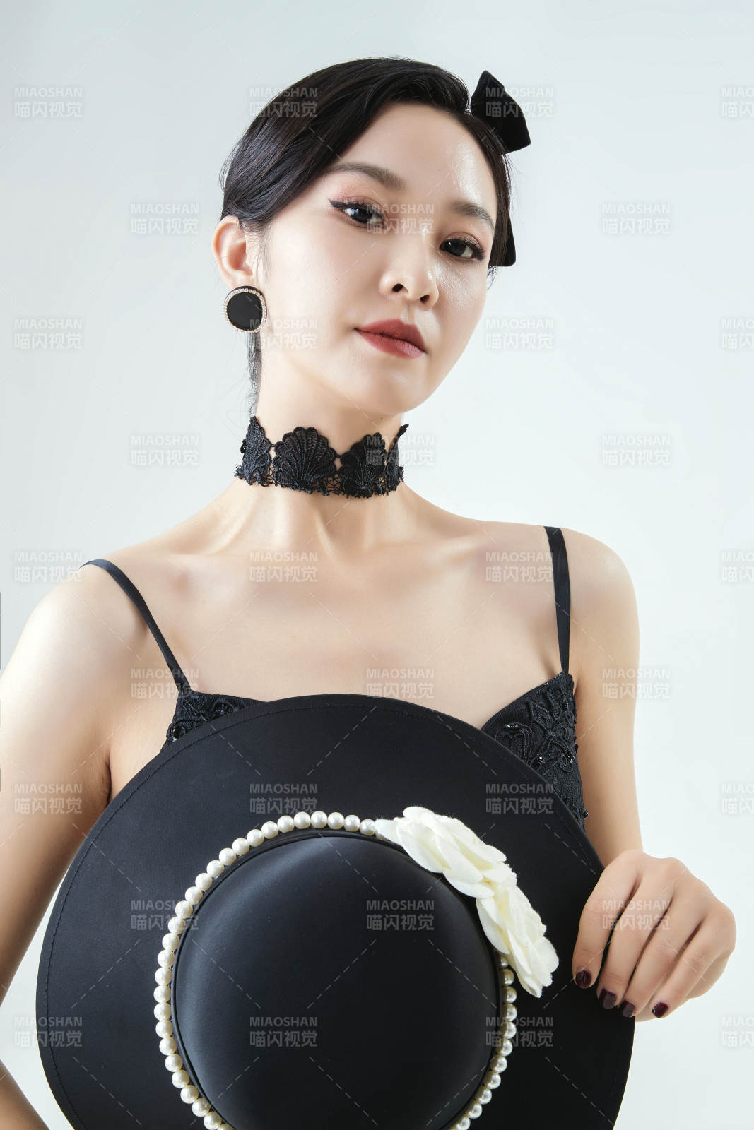 棚拍白色背景下的洁白婚纱新娘美妆