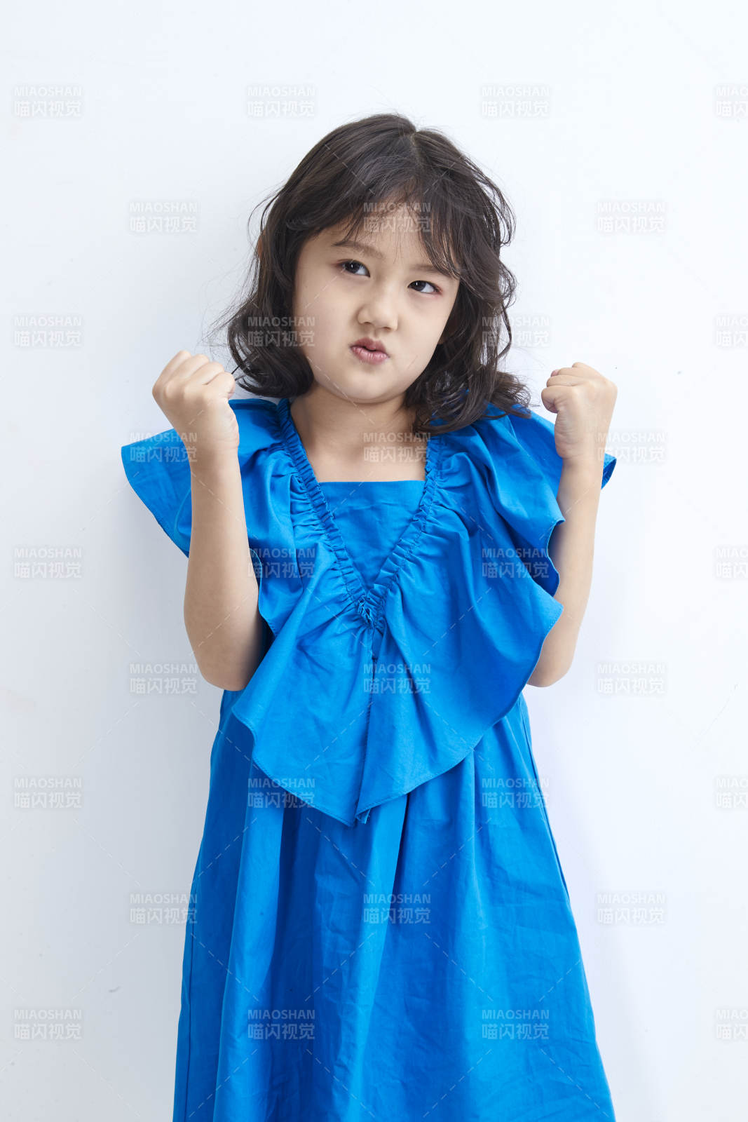 白色色背景的可愛的亞洲小女孩兒童