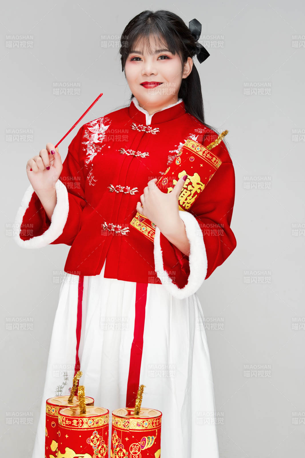 懷抱爆竹身穿喜慶漢服的可愛少女