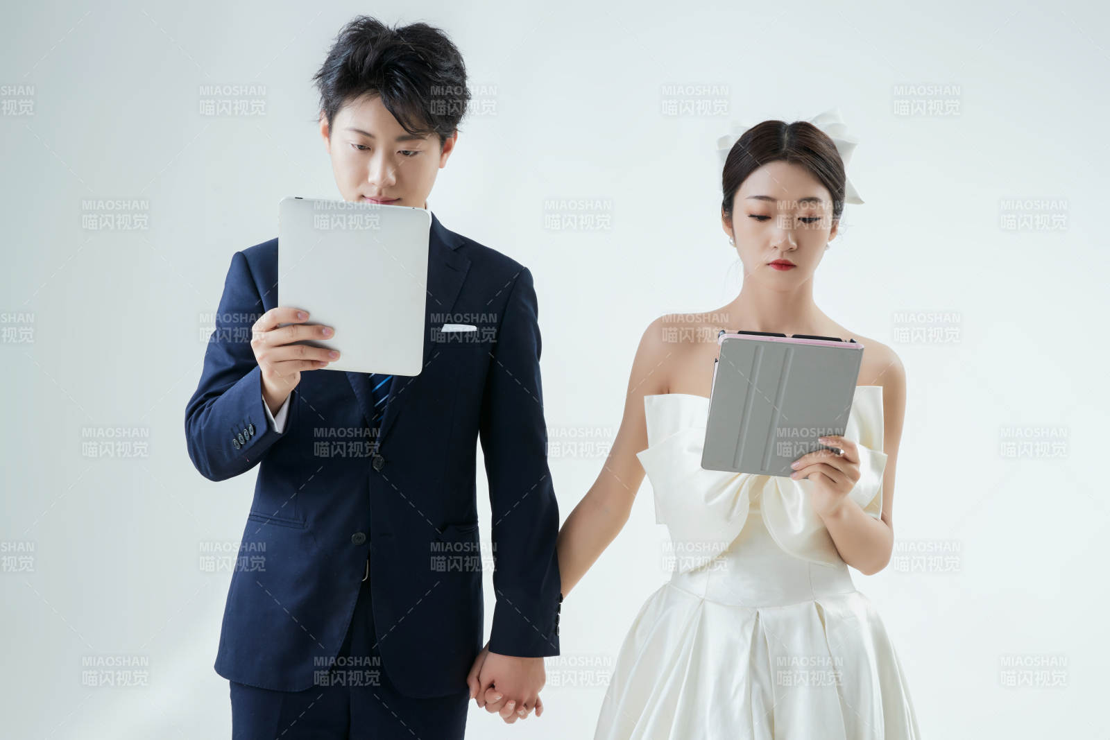 過度使用電子設(shè)備而忽略情感的夫妻