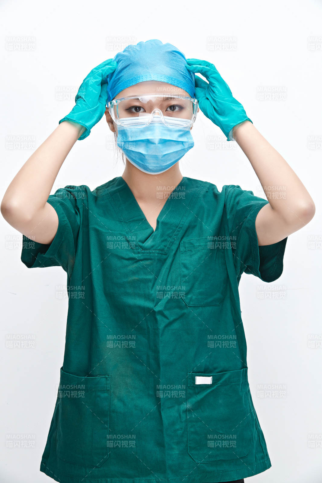 白色背景下的外科手术医疗人员形象