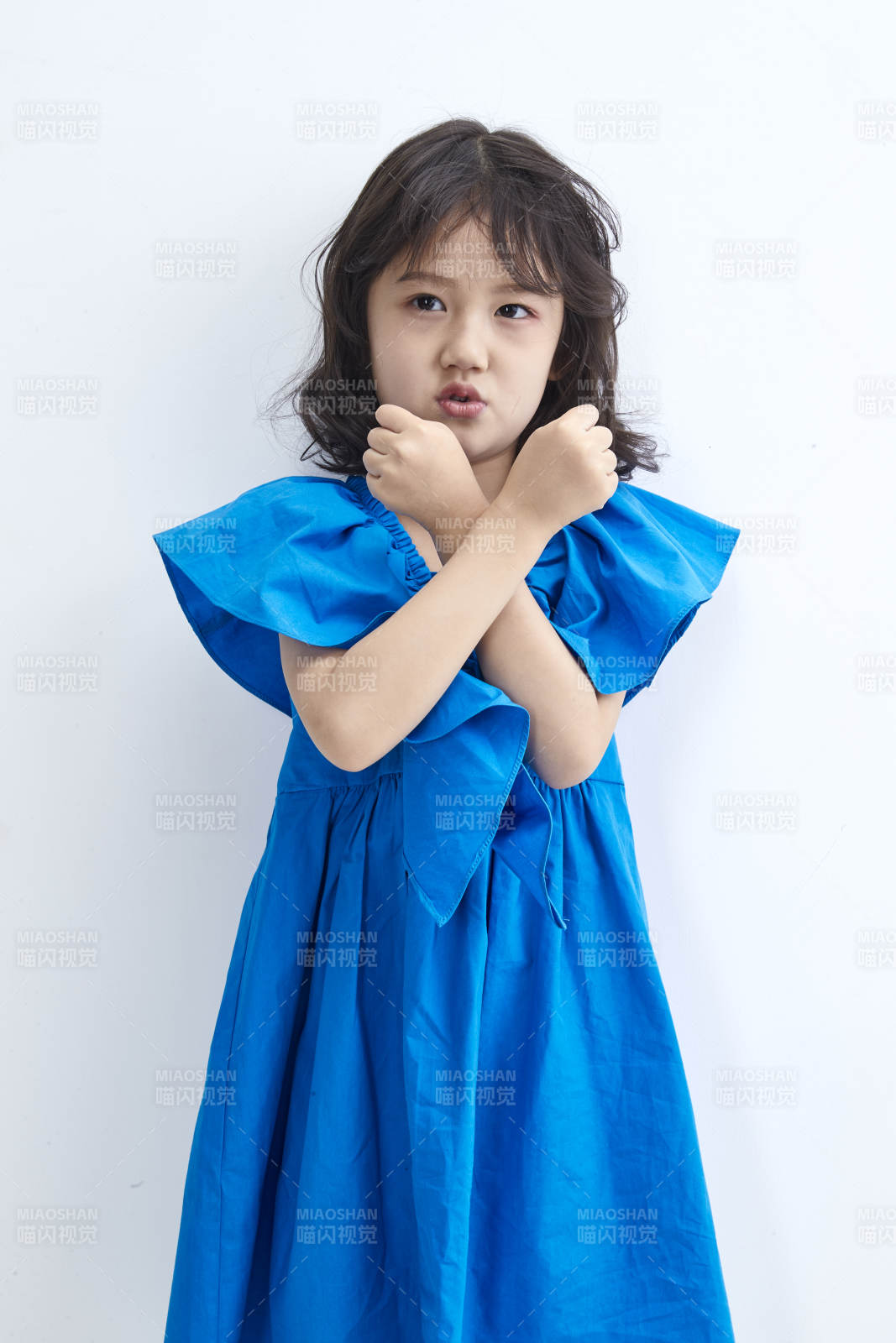 白色色背景的可愛的亞洲小女孩兒童