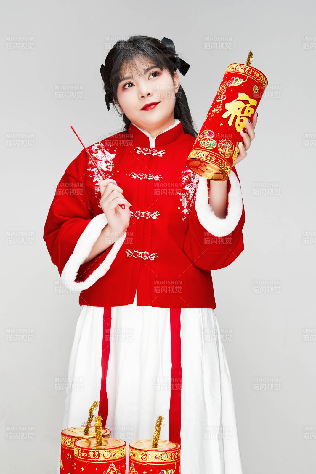 懷抱爆竹身穿喜慶漢服的可愛少女