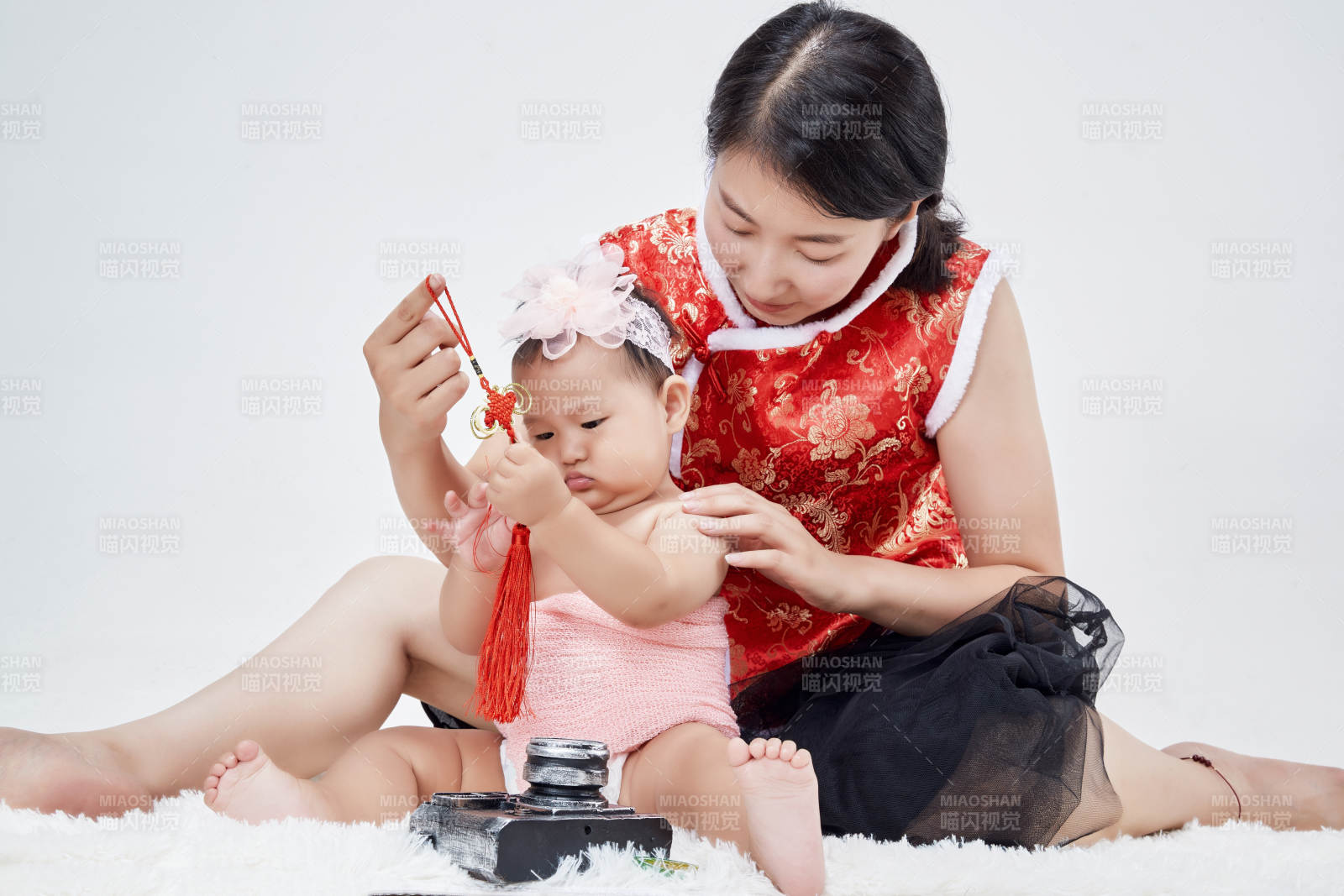 媽媽陪伴寶寶快樂的玩耍