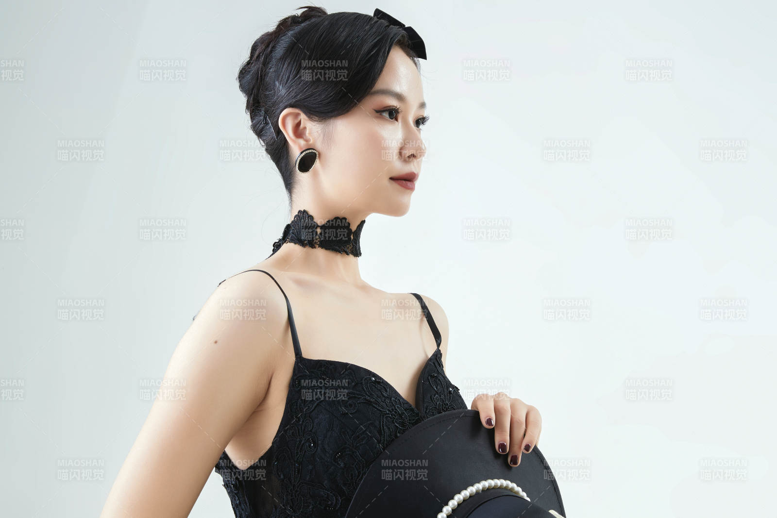 棚拍白色背景下的潔白婚紗新娘美妝