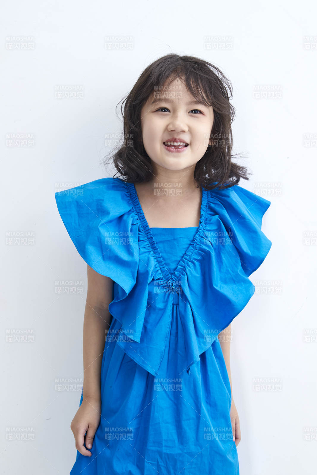 白色色背景的可爱的亚洲小女孩儿童