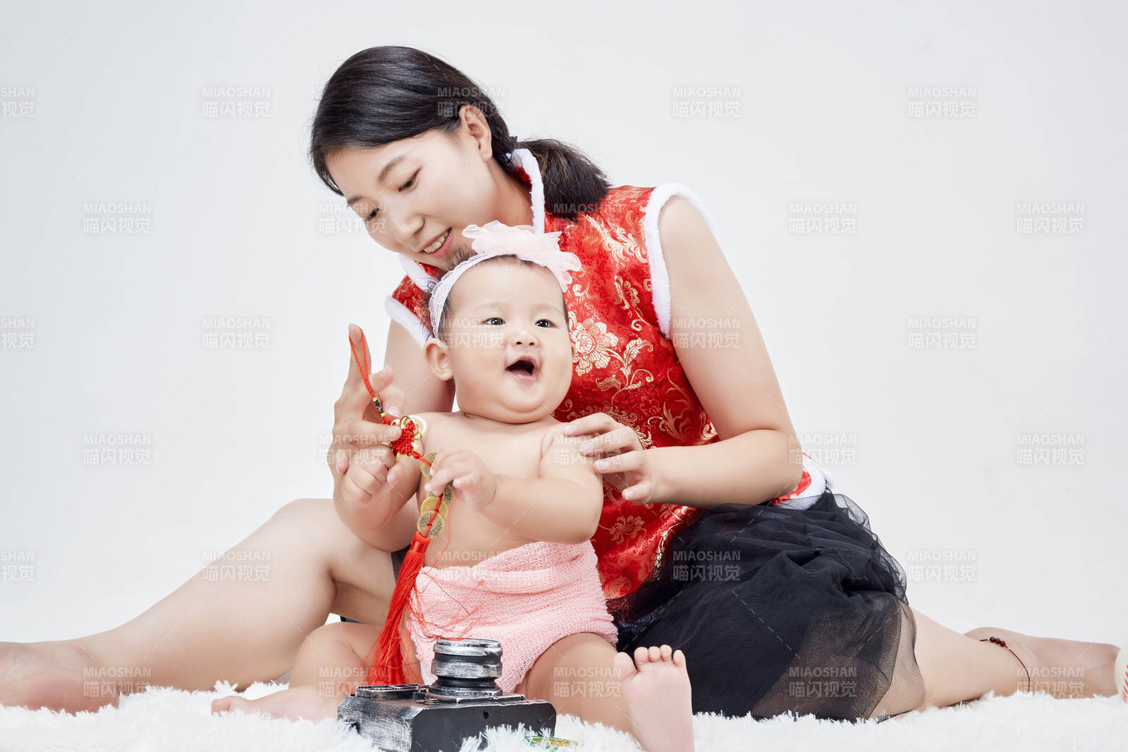 媽媽陪伴寶寶快樂的玩耍