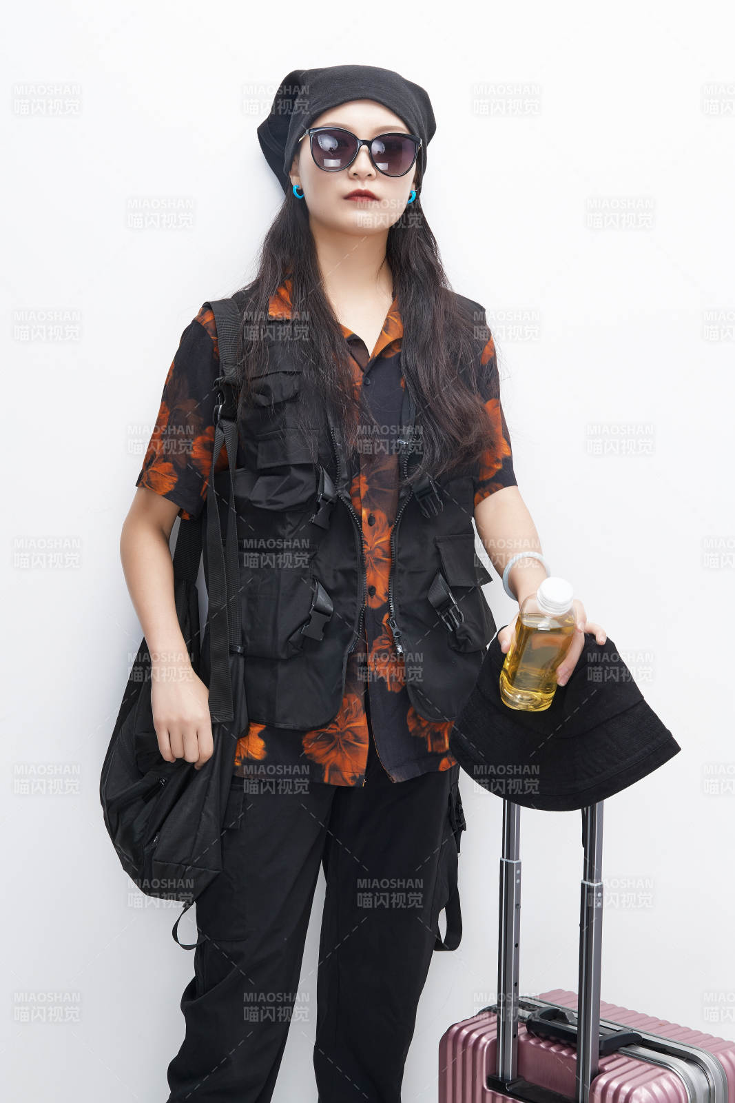 白色背景下準備出發旅行的美麗東方女大學生