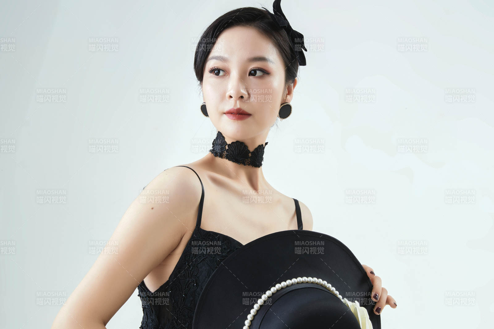 棚拍白色背景下的潔白婚紗新娘美妝