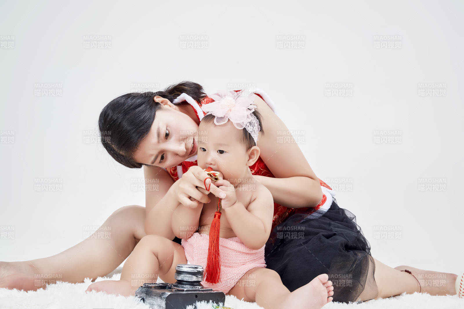 媽媽陪伴寶寶快樂的玩耍