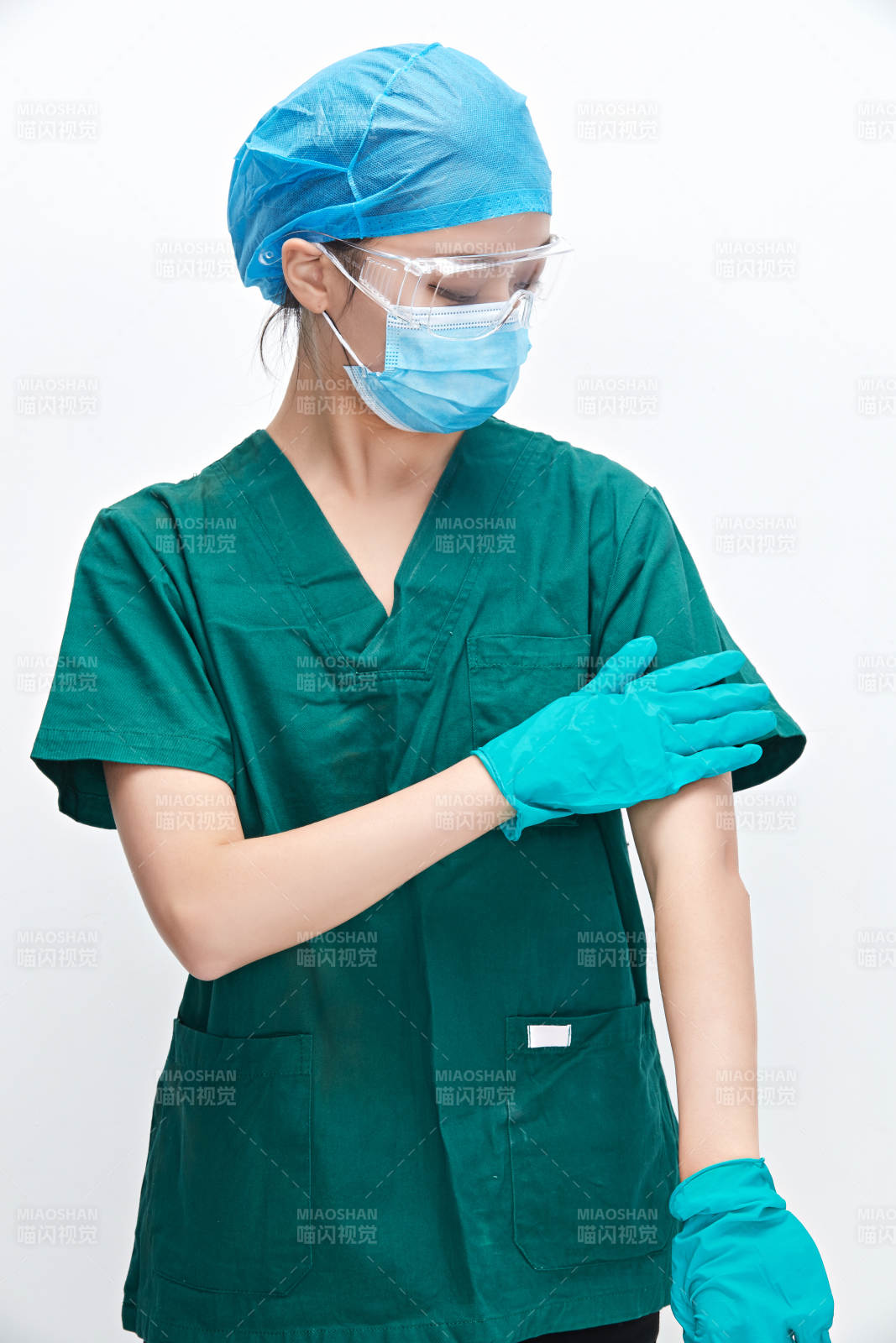 白色背景下的外科手術醫療人員形象