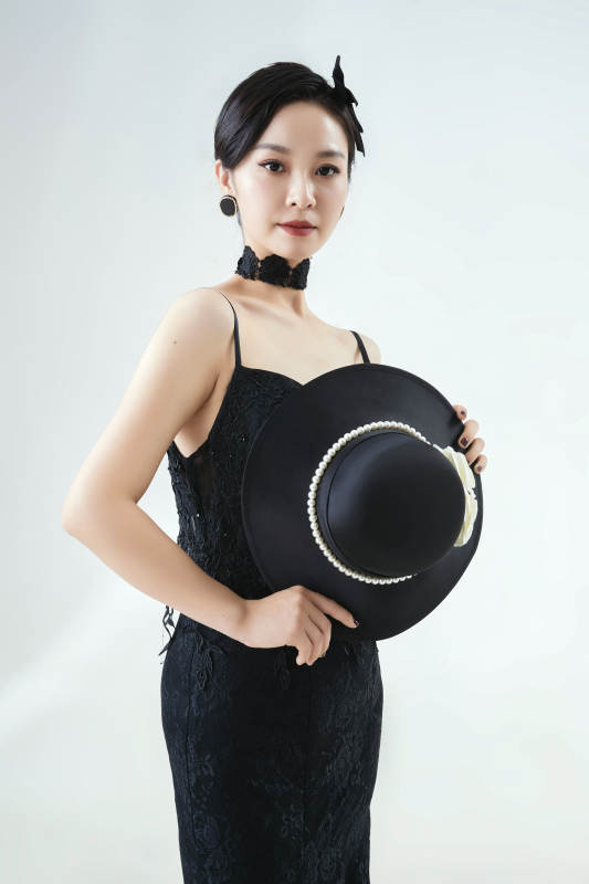 棚拍白色背景下的洁白婚纱新娘美妆