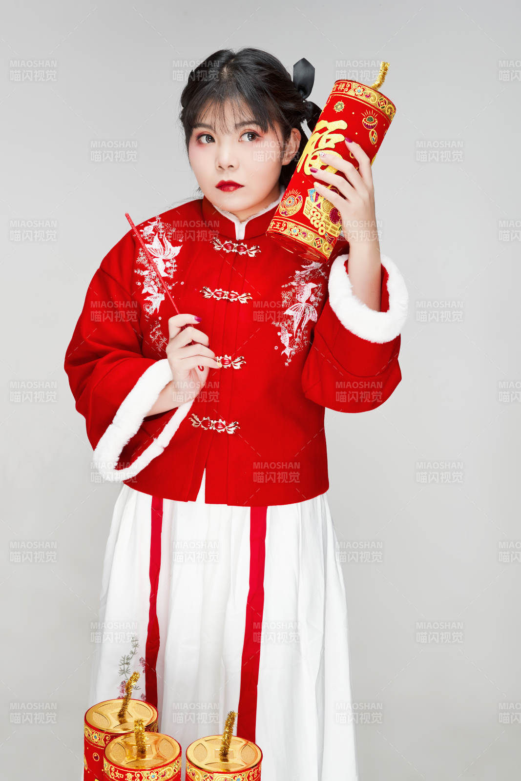 懷抱爆竹身穿喜慶漢服的可愛少女