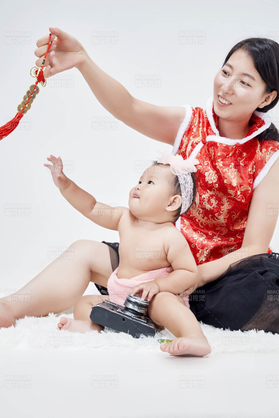 媽媽陪伴寶寶快樂的玩耍