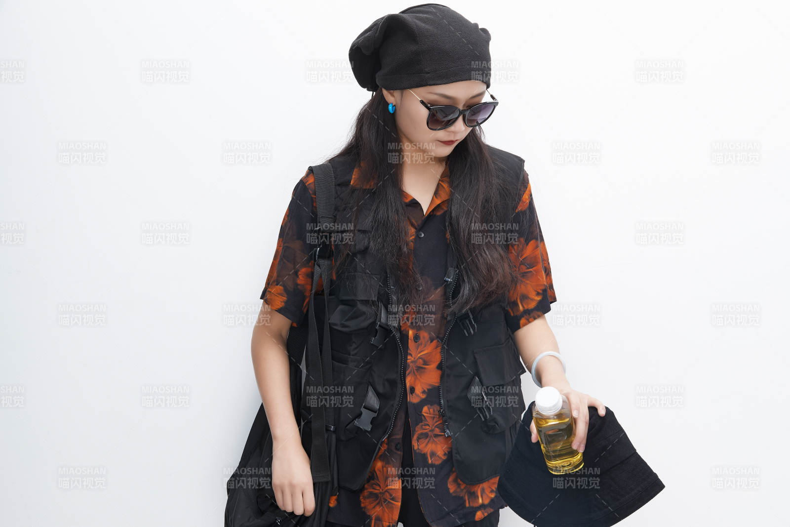 白色背景下準備出發旅行的美麗東方女大學生