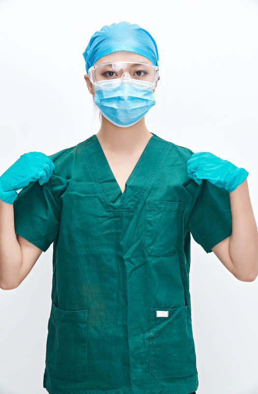 白色背景下的外科手术医疗人员形象