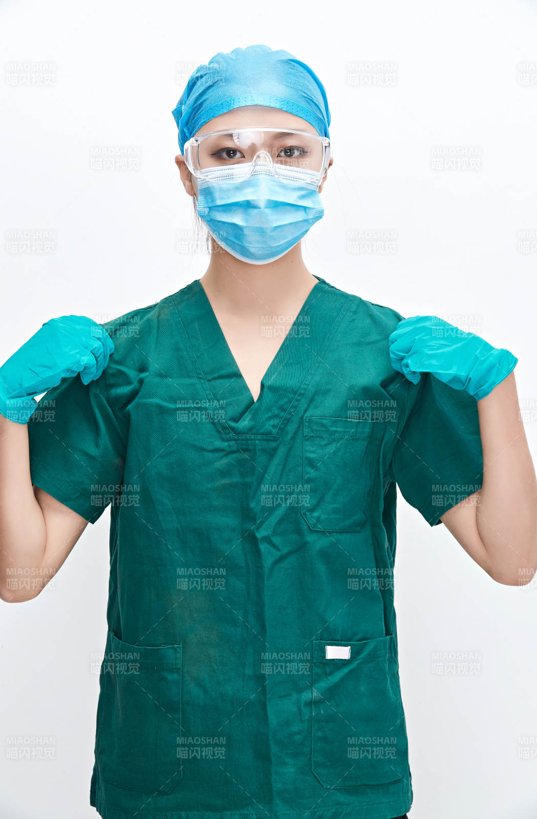 白色背景下的外科手术医疗人员形象