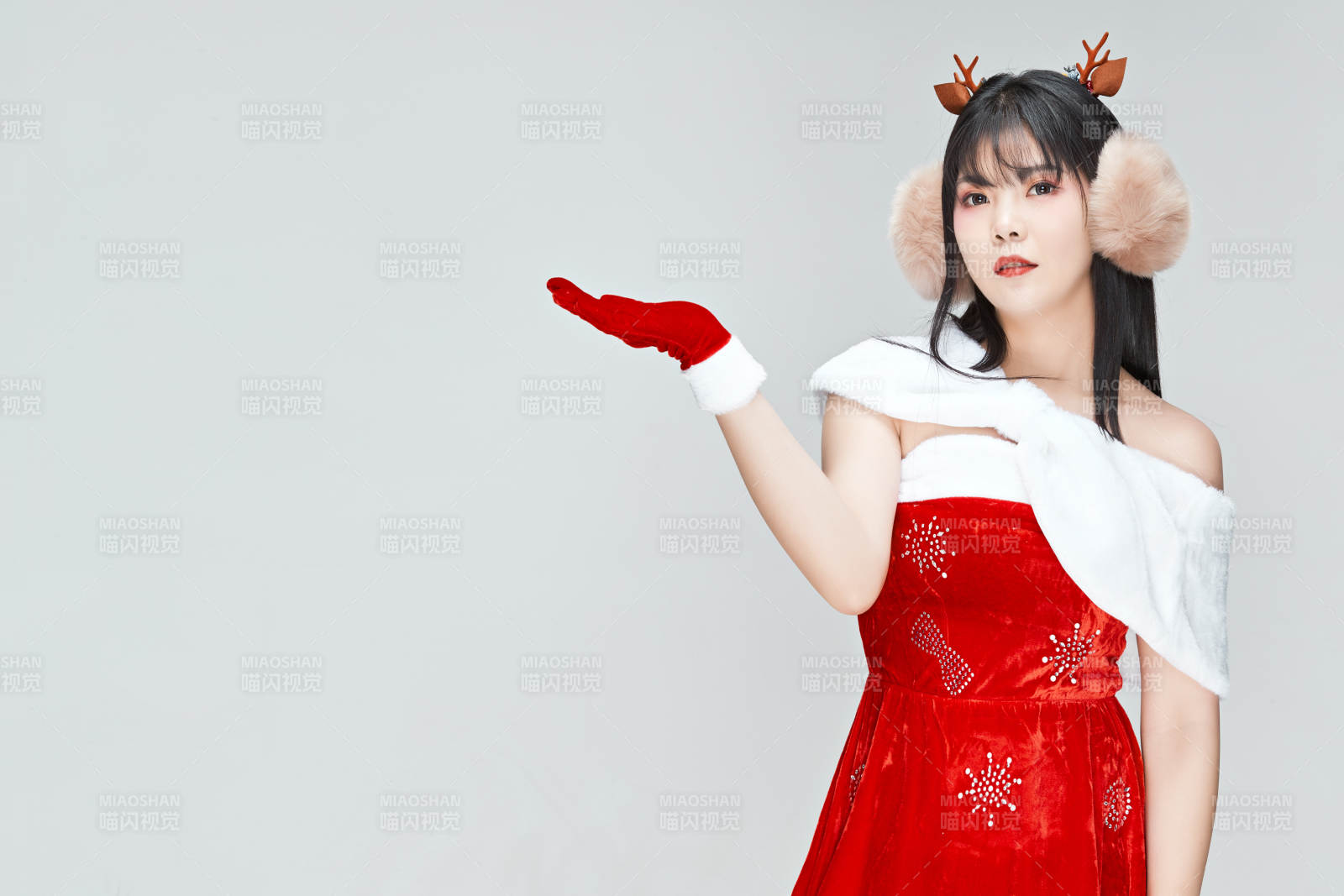 身穿圣誕服飾的性感可愛(ài)亞洲少女