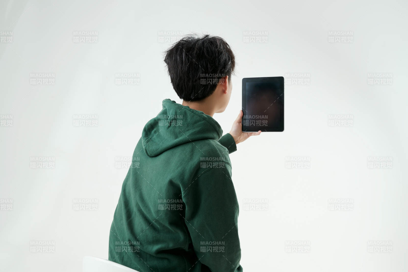 沉浸在網(wǎng)絡(luò)戀愛世界的青年男子