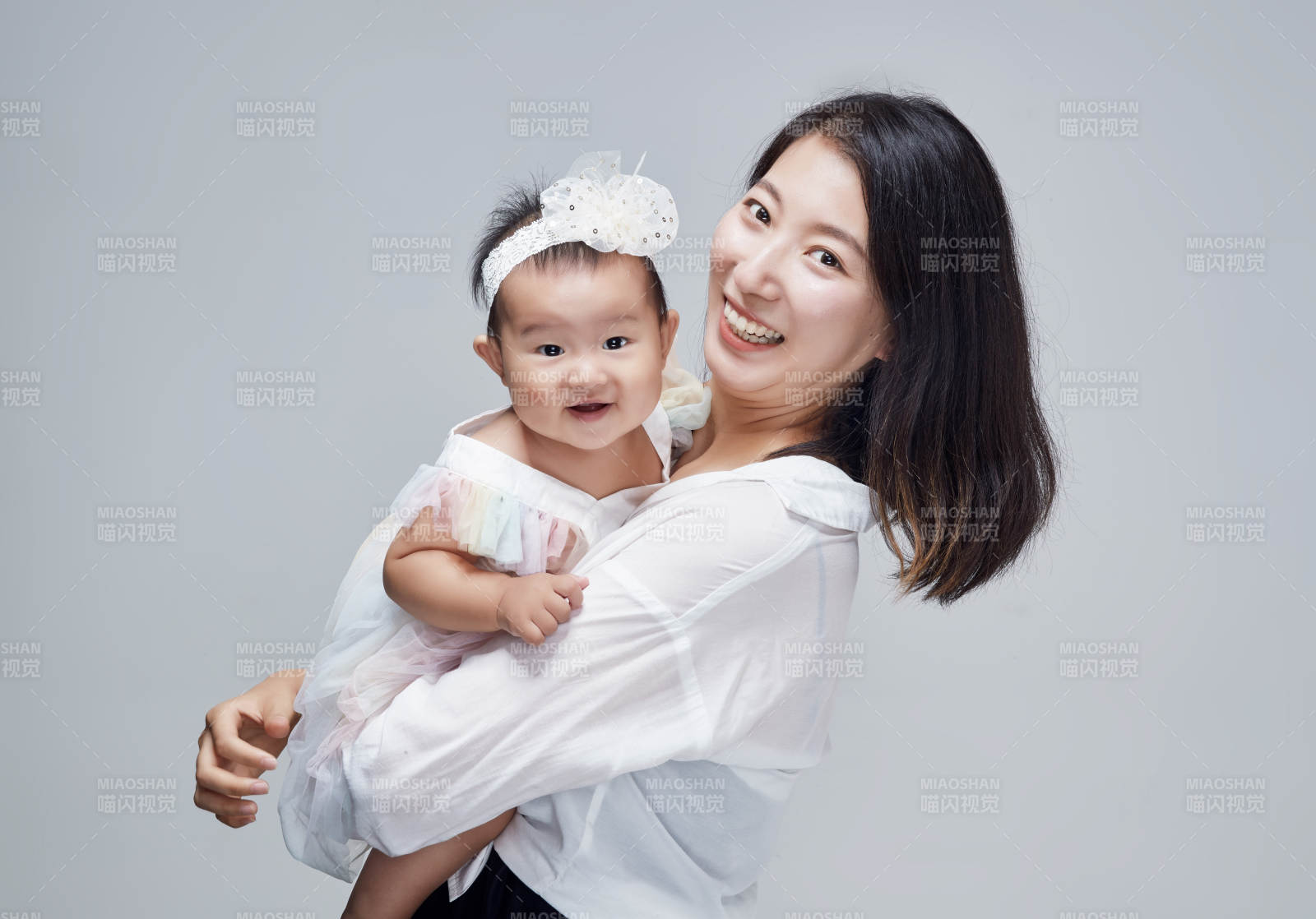 媽媽陪伴寶寶快樂的玩耍