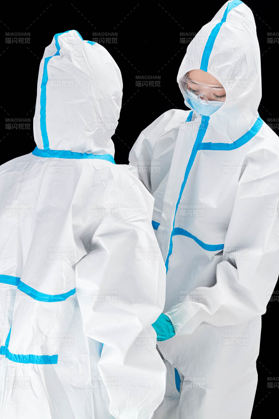 穿白色防護服佩戴護目鏡口罩的防疫人員