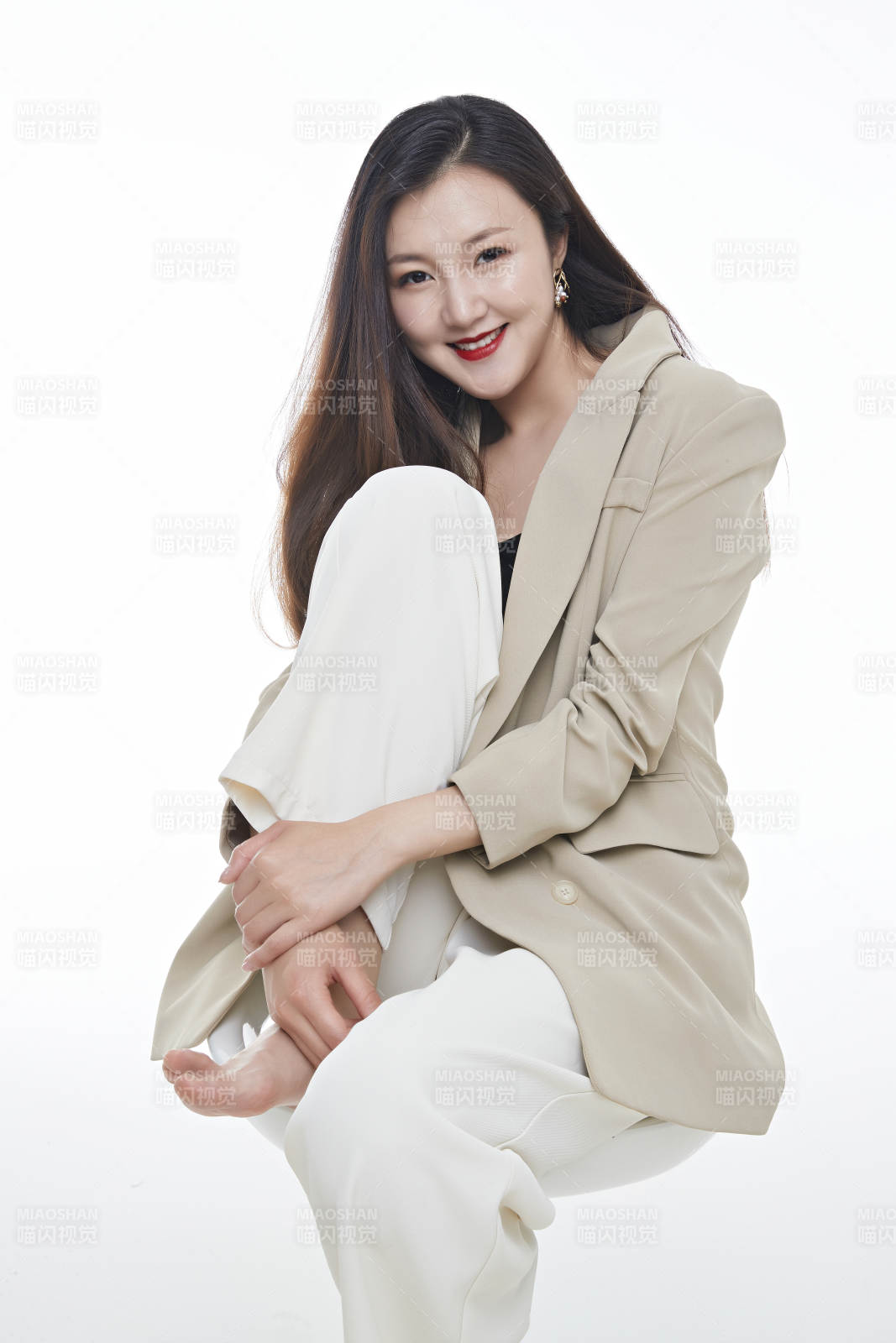 棚拍白色背景亞洲年輕職業女性