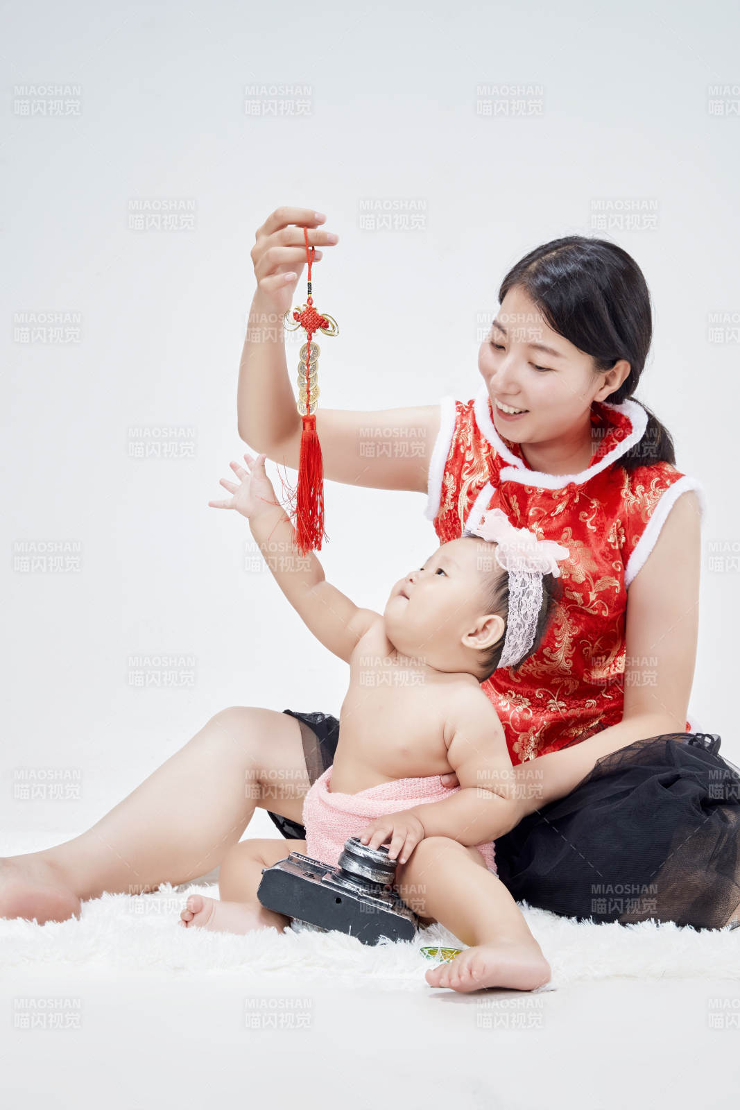 媽媽陪伴寶寶快樂的玩耍