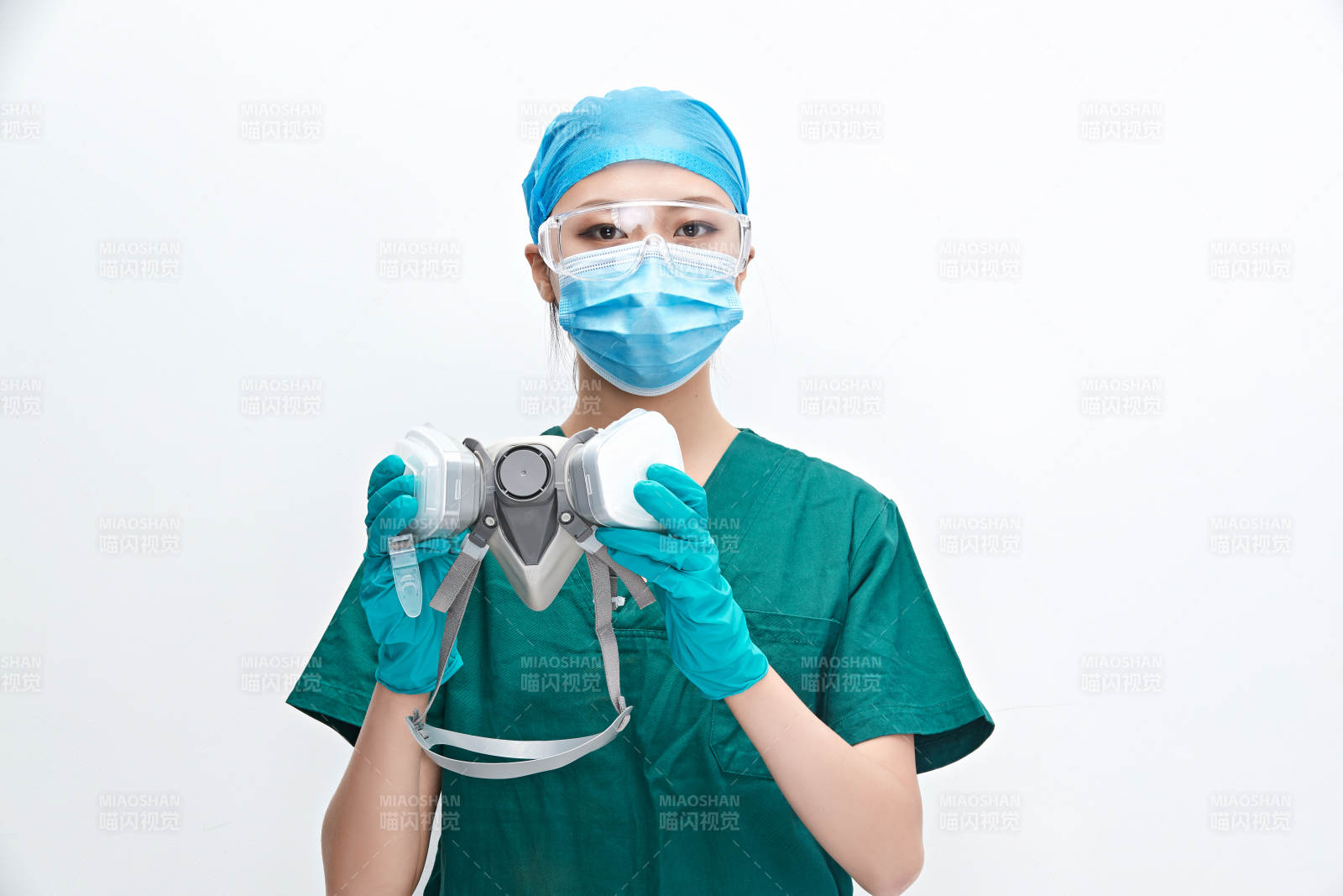 白色背景下的外科手術醫療人員形象