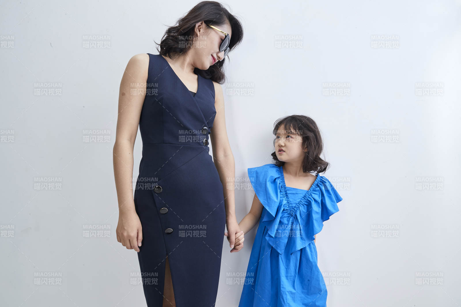 白色背景的美麗媽媽與可愛女兒親子人像