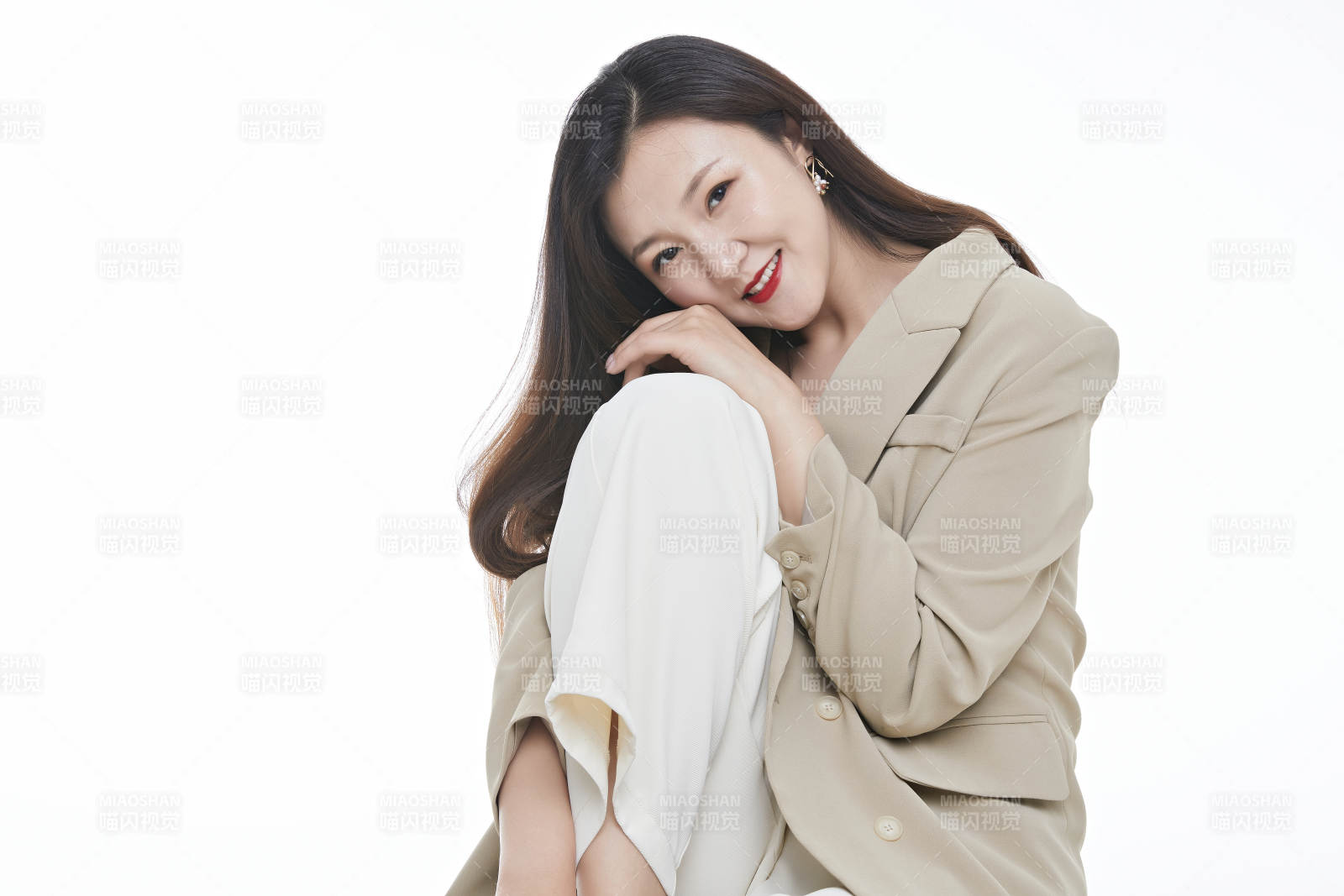 棚拍白色背景亞洲年輕職業女性