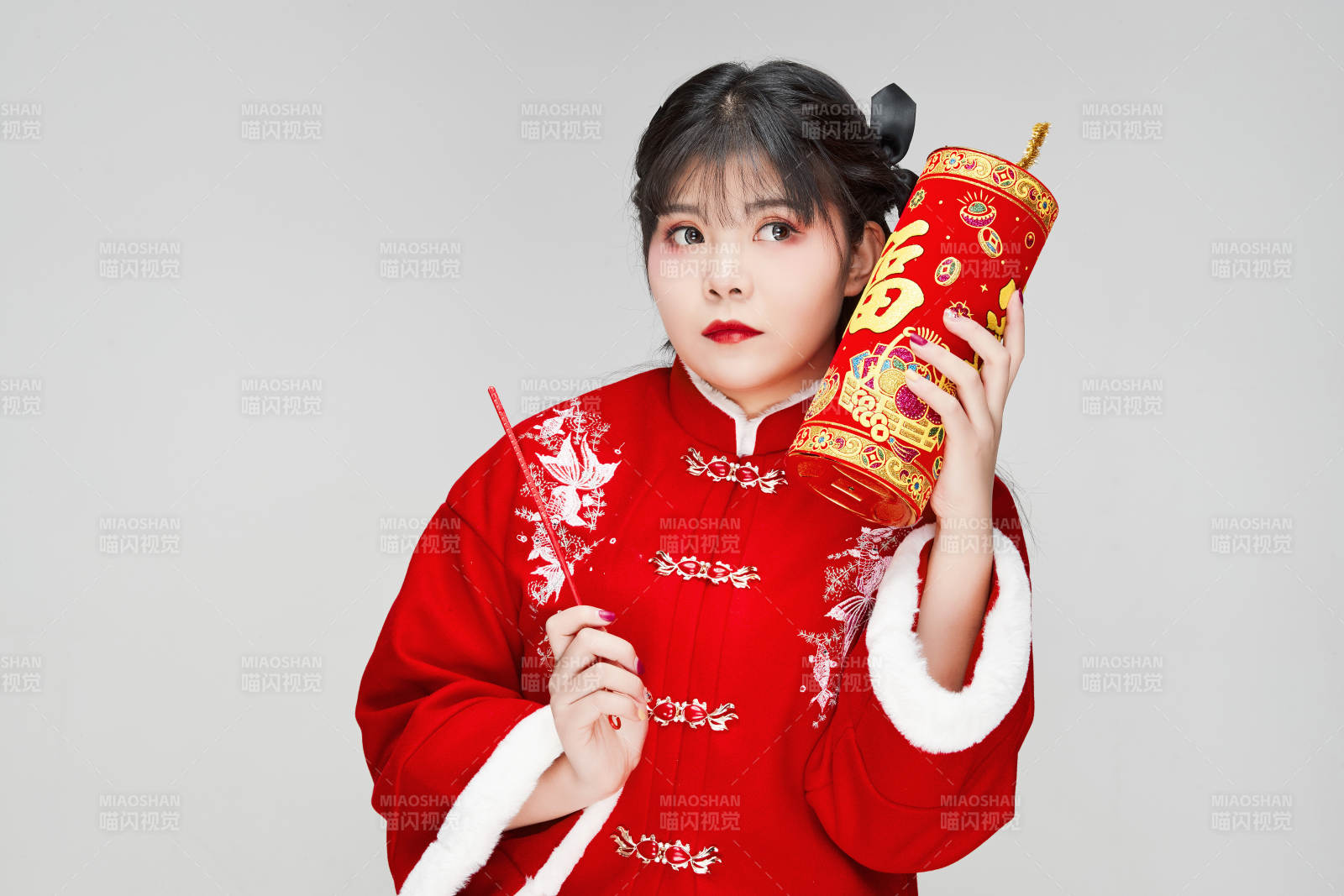 懷抱爆竹身穿喜慶漢服的可愛少女