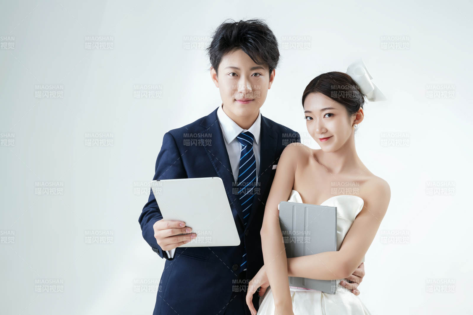 過度使用電子設(shè)備而忽略情感的夫妻