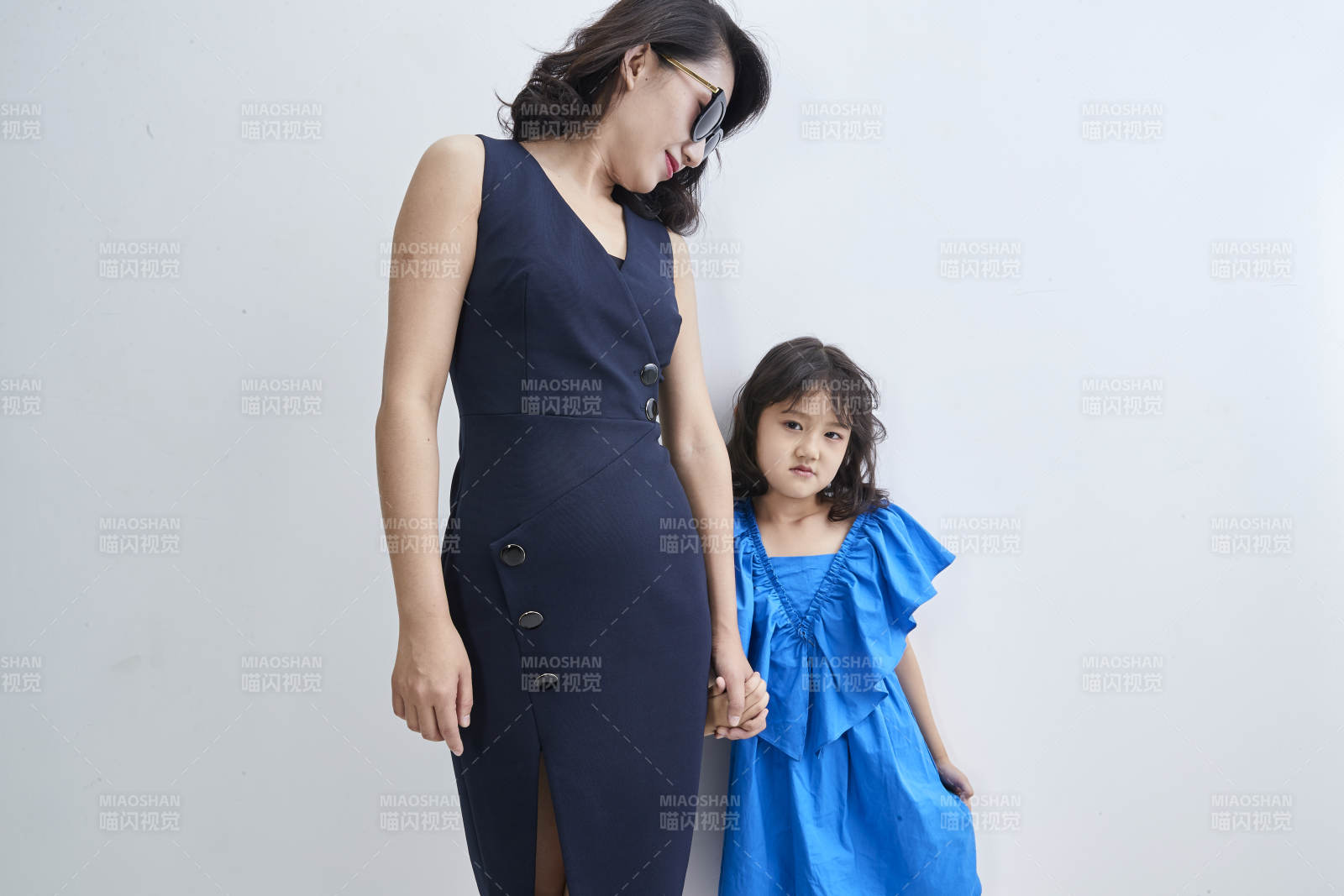 白色背景的美丽妈妈与可爱女儿亲子人像