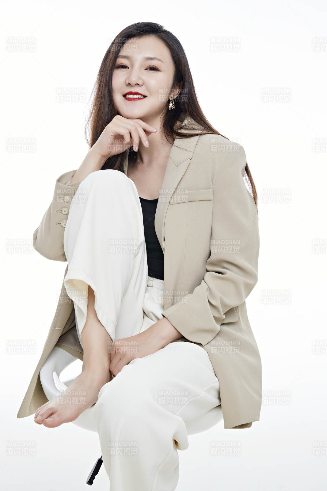 棚拍白色背景亚洲年轻职业女性