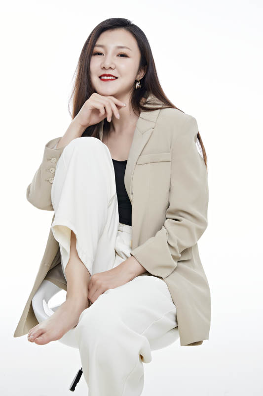 棚拍白色背景亚洲年轻职业女性