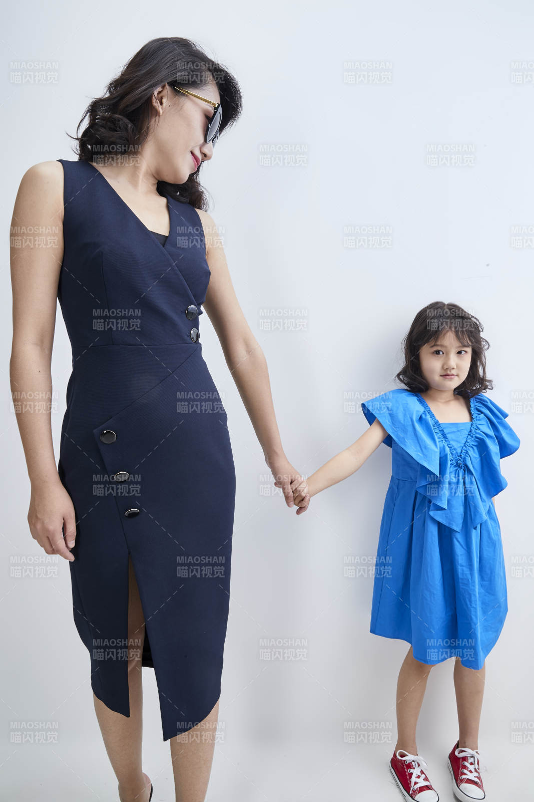 白色背景的美麗媽媽與可愛女兒親子人像