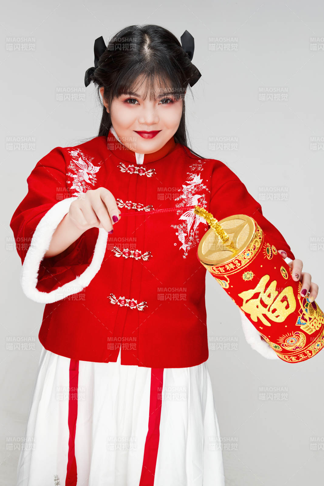 懷抱爆竹身穿喜慶漢服的可愛少女