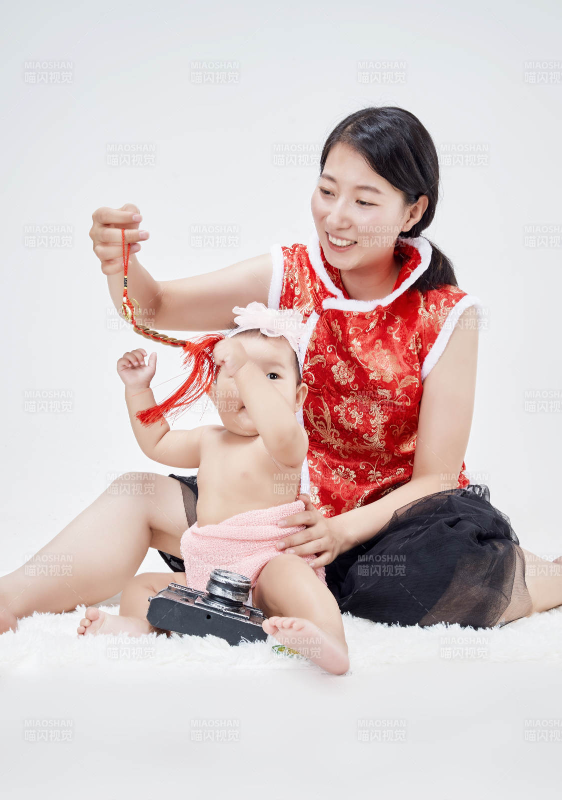 媽媽陪伴寶寶快樂的玩耍