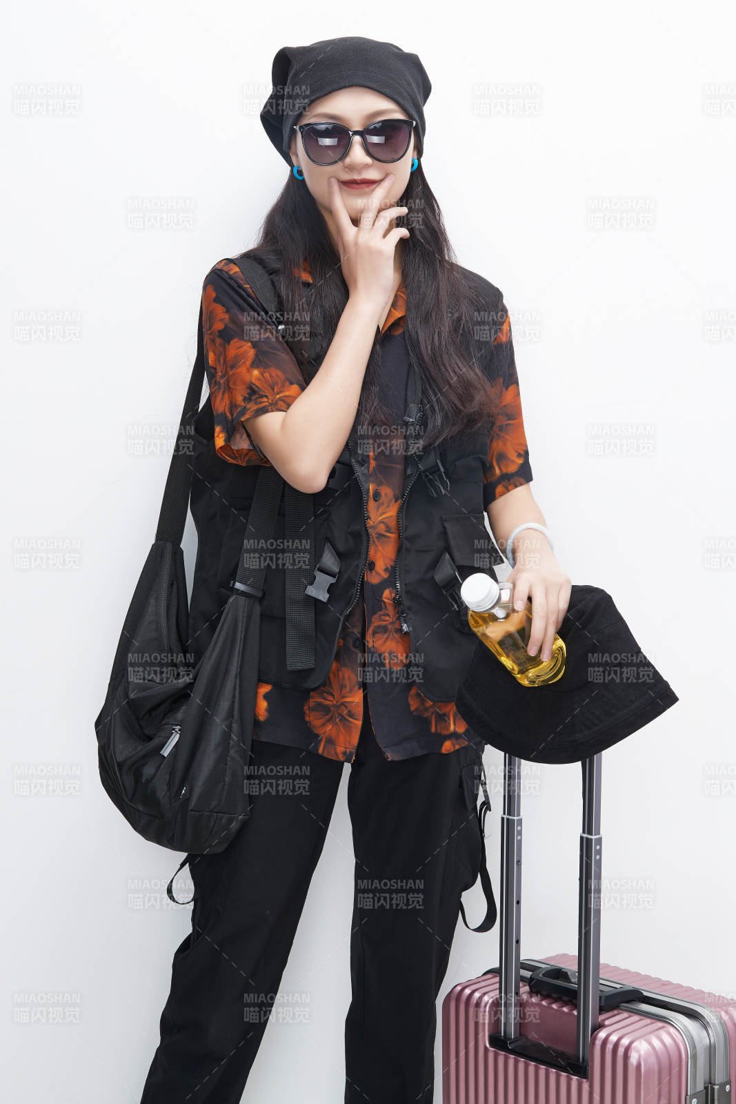 白色背景下準(zhǔn)備出發(fā)旅行的美麗東方女大學(xué)生